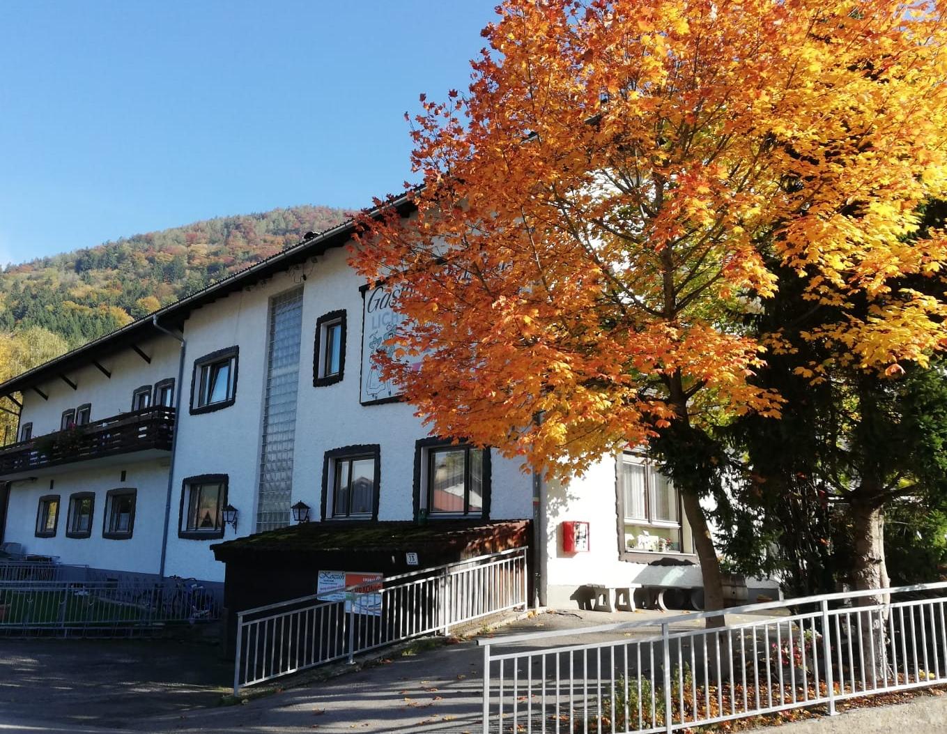 Gasthof Lichtensteg im Herbst