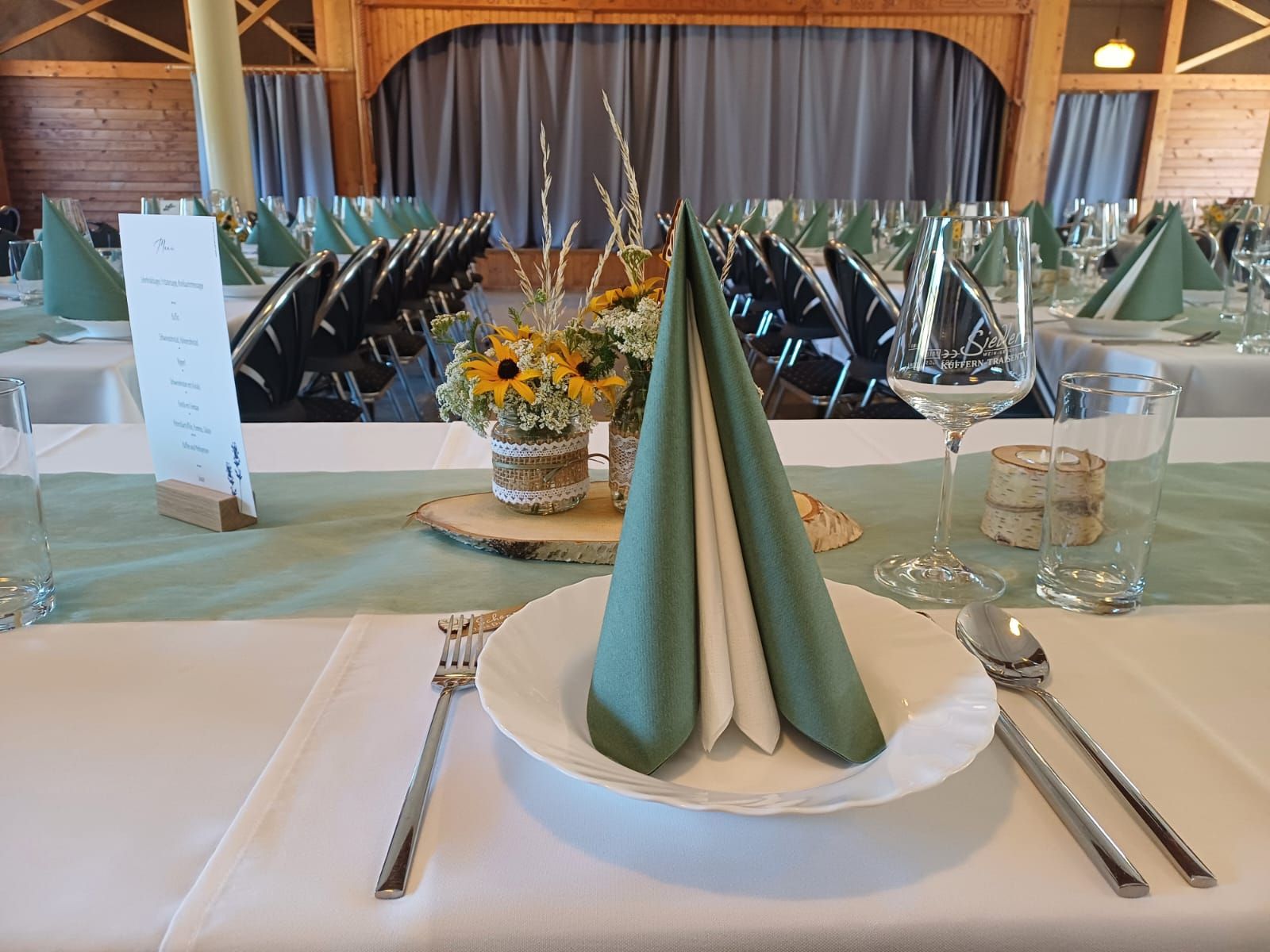 Festlich gedeckter Tisch im Festsaal